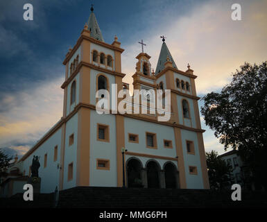 Vista esterna al Santissimo Salvador da sé la Chiesa ad Angra do Heroismo, Terceira, Portogallo Foto Stock