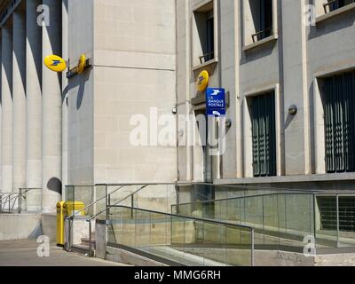 Esterno dell'ingresso del post office e la Banque Postale, Avignon, Francia Foto Stock