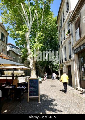 La gente che camminava sulla pittoresca strada di ciottoli Rue des Teinturiers al mattino in una bella giornata, Avignon, Francia Foto Stock