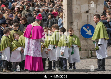 Il vescovo Michele Fusco benedizione boys, Confraternita soci, a Madonna che scappa celebrazione nella Domenica di Pasqua a Sulmona, Abruzzo, Italia Foto Stock
