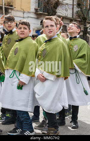 I ragazzi, i membri della Confraternita della Madonna di Loreto, a Madonna che scappa celebrazione nella Domenica di Pasqua a Sulmona, Abruzzo, Italia Foto Stock