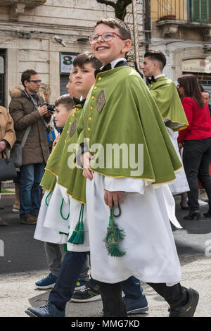 I ragazzi, i membri della Confraternita della Madonna di Loreto, a Madonna che scappa celebrazione nella Domenica di Pasqua a Sulmona, Abruzzo, Italia Foto Stock