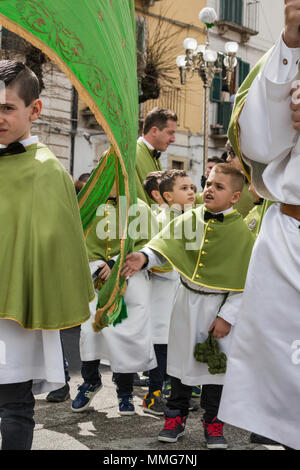 Pullman con i ragazzi, i membri della Confraternita della Madonna di Loreto, a Madonna che scappa celebrazione nella Domenica di Pasqua a Sulmona, Abruzzo, Italia Foto Stock