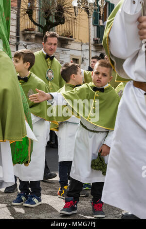 Pullman con i ragazzi, i membri della Confraternita della Madonna di Loreto, a Madonna che scappa celebrazione nella Domenica di Pasqua a Sulmona, Abruzzo, Italia Foto Stock