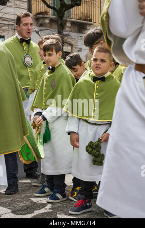 Pullman con i ragazzi, i membri della Confraternita della Madonna di Loreto, a Madonna che scappa celebrazione nella Domenica di Pasqua a Sulmona, Abruzzo, Italia Foto Stock