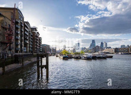 La piscina di Londra, il fiume Tamigi e il Tower Bridge, walkie talkie e la città di Londra visto da Bermondsey. Picture Data: giovedì 10 maggio, 2018. Foto Stock