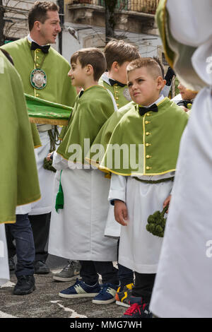 Pullman con i ragazzi, i membri della Confraternita della Madonna di Loreto, a Madonna che scappa celebrazione nella Domenica di Pasqua a Sulmona, Abruzzo, Italia Foto Stock