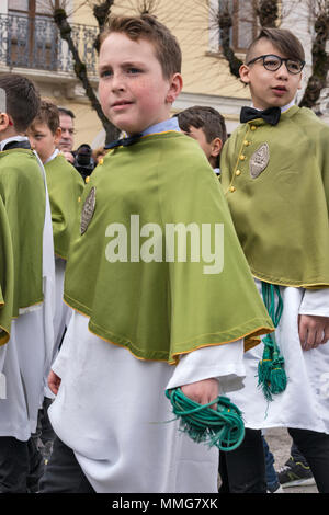 I ragazzi, i membri della Confraternita della Madonna di Loreto, a Madonna che scappa celebrazione nella Domenica di Pasqua a Sulmona, Abruzzo, Italia Foto Stock