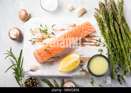 Freschi asparagi verdi e materie di filetto di salmone rosso Foto Stock