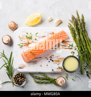 Freschi asparagi verdi e materie di filetto di salmone rosso Foto Stock