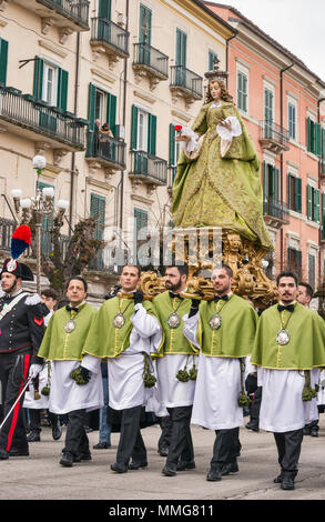 La figura di santa Maria, portati dalla confraternita soci, a Madonna che scappa processione nella Domenica di Pasqua a Sulmona, Abruzzo, Italia Foto Stock