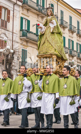 La figura di santa Maria, portati dalla confraternita soci, a Madonna che scappa processione nella Domenica di Pasqua a Sulmona, Abruzzo, Italia Foto Stock