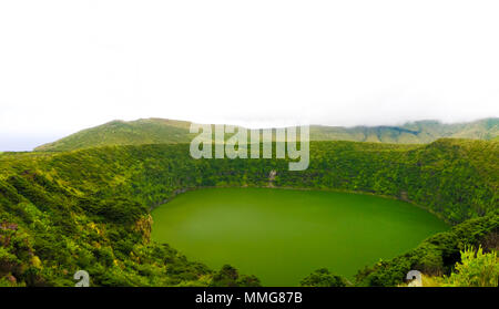 Vista aerea al lago Negra , sull isola di Flores Azzorre. Portogallo Foto Stock