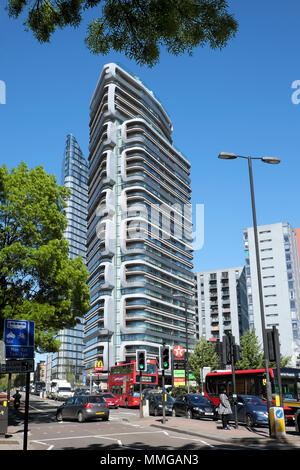 Vista verticale nuovo grattacielo il Canaletto edificio sulla strada della città un elevato aumento di proprietà residenziali in sviluppo Islington Londra UK KATHY DEWITT Foto Stock