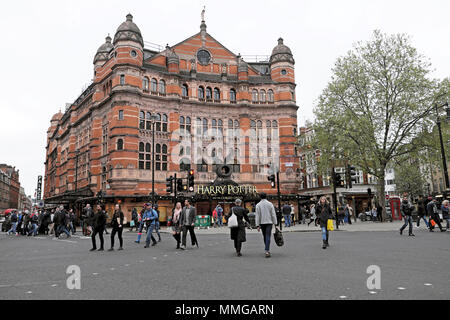 Harry Potter e il maledetto bambino annuncio pubblicitario e la gente a piedi in strada al di fuori a Shaftesbury Theatre di Londra UK KATHY DEWITT Foto Stock
