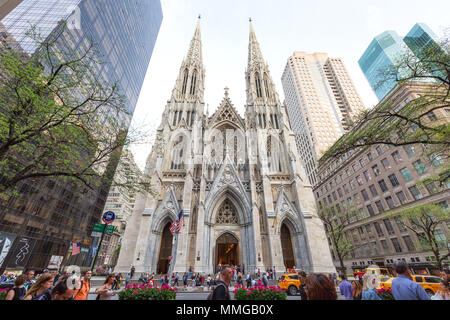 St Patricks Cathedral New York, visto dalla Fifth Avenue di New York City, Stati Uniti d'America Foto Stock