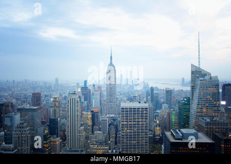 L'Empire State Building e la skyline di New York nel tardo pomeriggio visto dalla parte superiore della roccia, New York City Stati Uniti d'America Foto Stock