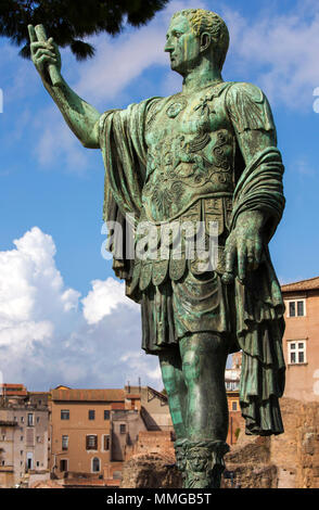 La statua in bronzo di imperatore Nerva su Via dei Fori Imperiali , roma, Italia, Europa Foto Stock