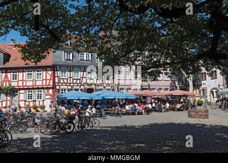 Ristoranti con gli ospiti sulla storica Schlossplatz frankfurt-Hoechst, Germania Foto Stock