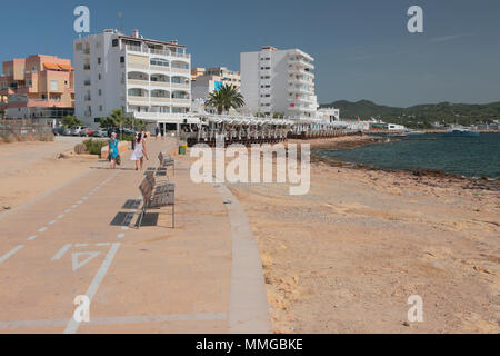 Passeggiata e resort sulla costa del mare. San Antonio, Ibiza, Spagna; 05-07-2017 Foto Stock