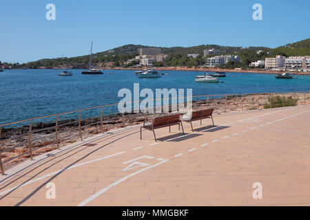 Recreation Area affacciato sulla baia e il parcheggio di yacht. San Antonio, Ibiza, Spagna Foto Stock