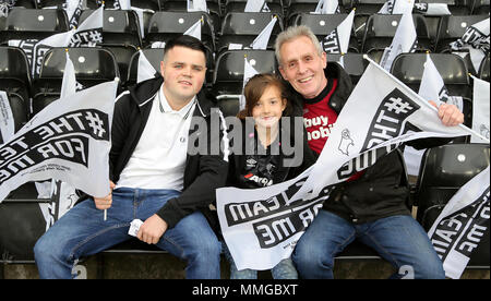 Derby tifosi con bandiere prima che il gioco durante il cielo Bet Playoff campionato corrispondono al Pride Park, Derby. Foto Stock