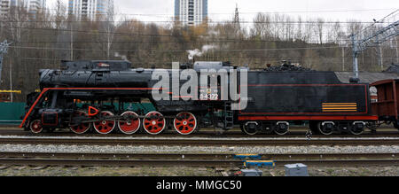 Perm, Russia - 09 Maggio 2018: funzionamento classe sovietica L locomotiva a vapore, sul shuntando le vie della stazione ferroviaria Foto Stock