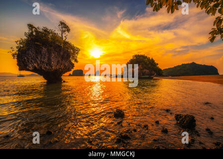 Sunset over Laopilae arcipelago intorno a Ko Hong Island in Thailandia Foto Stock