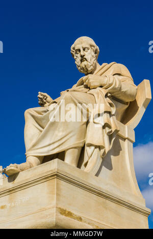 Statua di antico filosofo greco Platone nella Accademia di Atene in Grecia Foto Stock