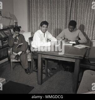 Degli anni Cinquanta, foto storiche mostra tre oltremare maschio gli studenti provenienti da paesi del Commonwealth a loro British filoni studiando, Londra, Inghilterra, Regno Unito. Post-guerra in Gran Bretagna ha visto un notevole aumento del numero di persone provenienti da oltremare di venire a lavorare, studiare e vivere nel paese. Foto Stock