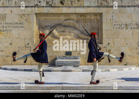 Guardia Presidenziale nella parte anteriore del parlamento greco ad Atene, in Grecia. Cambio della Guardia Presidenziale cerimonia Foto Stock