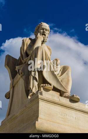 Statua di antico filosofo greco Socrate nella Accademia di Atene in Grecia Foto Stock