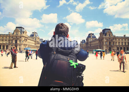 Parigi, Francia - 14 giugno 2013: Fotografo fa scatti al Carusel piazza di Parigi. Vista dal retro di un uomo. Foto Stock