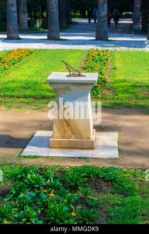 Orologio solare (solare) presso il Giardino Nazionale di Atene, Grecia Foto Stock