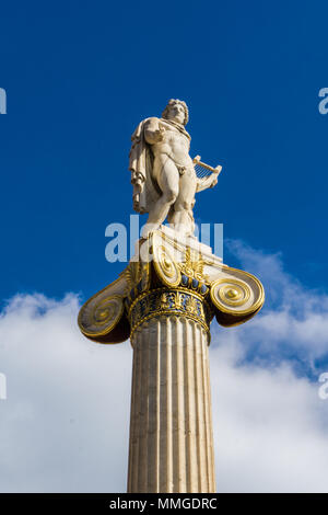 Statua di Apollo, dio greco della musica e poesia nella Accademia di Atene in Grecia Foto Stock