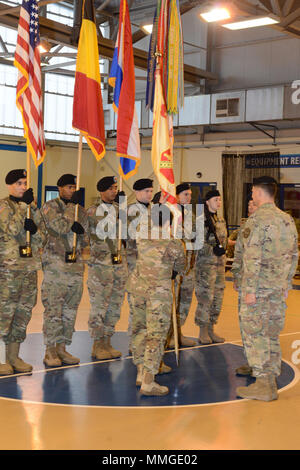 Stati Uniti Comando Esercito Sgt. Il Mag. Samara L. Pitre (Comandante in arrivo), restituisce i colori sulla sua unità durante la U.S. Army Garrison Benelux il mutamento della responsabilità cerimonia, Wingene Air Base, Belgio, 24 ottobre, 2017. (U.S. Esercito foto di Visual Information Specialist Pascal Demeuldre) Foto Stock