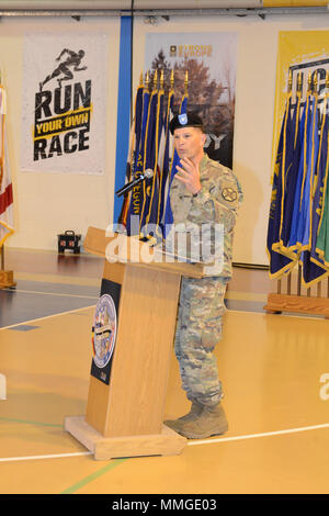 Stati Uniti Esercito Col. Kurt Connell (revisione Officer), dà il commento durante la U.S. Army Garrison Benelux il mutamento della responsabilità cerimonia, Wingene Air Base, Belgio, 24 ottobre, 2017. (U.S. Esercito foto di Visual Information Specialist Pascal Demeuldre) Foto Stock