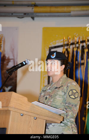 Stati Uniti Comando Esercito Sgt. Il Mag. Samara L. Pitre (Comandante in arrivo), riguarda il suo futuro lavoro progetti e saluta i suoi soldati durante la U.S. Army Garrison Benelux il mutamento della responsabilità cerimonia, Wingene Air Base, Belgio, 24 ottobre, 2017. (U.S. Esercito foto di Visual Information Specialist Pascal Demeuldre) Foto Stock