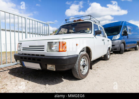 Bianchi tedeschi auto oldtimer sorge sulla strada di ghiaia Foto Stock