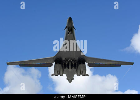 B-1B Lancer è un bombardiere pesante supersonico ad ala variabile costruito dalla Rockwell International per la United States Air Force e alimentato da quattro motori turbofan General Electric F101. L'immagine d'archivio riporta un bombardiere a lungo raggio del 37th Expeditionary Bomb Squadron in partenza dalla Andersen Air Force base, Guam, il 31 ottobre 2017. Foto Stock
