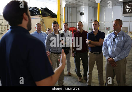 GAETA, Italia - Nicholas Adema, USNS Carson City (T-EPF 7) capitano, fornisce tridente toscano ai partecipanti una panoramica sulle funzionalità di durante il corso di addestamento specificamente. Riservisti dal porto Expeditionary Units (EPUs)104, 105, 106, 107 e l Europa e l Africa sede unità, recentemente recato a Napoli, Italia, per condurre il primo EPU table top esercizio NEGLI STATI UNITI Sesta flotta area di operazioni. (Foto di Matteo Montgomery, militari di comando Sealift l Europa e l Africa/rilasciato) Foto Stock