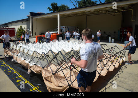 Membri della 81st Medical Group montare una tenda di decontaminazione durante la 81st MDG integrato in-place di decontaminazione del paziente corso di formazione dietro il Keesler Medical Center sett. 14, 2017, su Keesler Air Force Base, Mississippi. I due giorni del corso addestrato 21 personale, che provenivano da quattro diversi disaster squadre mediche: IPPD, di classificazione, di manodopera e di sicurezza. Durante il corso di formazione, hanno imparato a utilizzare Keesler fissi della stazione di decontaminazione e come impostare e abbattere la tenda di decontaminazione. (Air Force Foto di Senior Airman Travis Beihl) Foto Stock