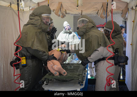 Membri della 81st Medical Group il lavaggio di un "paziente" in una tenda di decontaminazione durante la 81st MDG integrato in-place di decontaminazione del paziente corso di formazione dietro il Keesler Medical Center sett. 14, 2017, su Keesler Air Force Base, Mississippi. I due giorni del corso addestrato 21 personale, che provenivano da quattro diversi disaster squadre mediche: IPPD, di classificazione, di manodopera e di sicurezza. Durante il corso di formazione, hanno imparato a utilizzare Keesler fissi della stazione di decontaminazione e come impostare e abbattere la tenda di decontaminazione. (Air Force Foto di Senior Airman Travis Beihl) Foto Stock