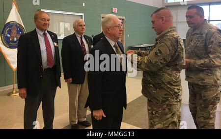 Stati Uniti La riserva di esercito Ambassador (emerito) Ronald E. Weil Suor del Connecticut riceve il servizio pubblico encomio medaglia e Patriottica Servizio Civile Spilla da magg. Gen. Troy Kok, Comandante generale degli Stati Uniti Esercito della riserva 99th disponibilità divisione, all'esercito centro di riserva a Middletown, Connecticut. Frequentando anche la cerimonia è stato il comando Sgt. Il Mag. Al Almeida, 99th DIV(R) command sergente maggiore, nonché ARA Weil i suoi colleghi la riserva di esercito di Ambasciatori George H. Duell Jr. di Pennsylvania, Robert Hill e Lewis P. Vasquez del Connecticut e Giovanni des Groseilliers del Vermont. Foto Stock