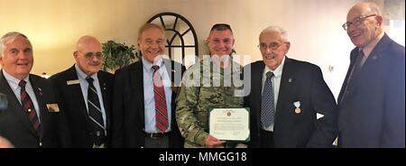 Stati Uniti La riserva di esercito Ambassador (emerito) Carl R. Venditto del Connecticut riceve il servizio pubblico encomio medaglia e Patriottica Servizio Civile Spilla da magg. Gen. Troy Kok, Comandante generale degli Stati Uniti Esercito della riserva 99th disponibilità divisione, durante una cerimonia in Southington, Connecticut. Frequentando anche la cerimonia è stata ARA (emerito) Ronald E. Weil Suor del Connecticut, nonché ARA George H. Duell Jr. di Pennsylvania, Robert Hill e Lewis P. Vasquez del Connecticut e Giovanni des Groseilliers del Vermont. Foto Stock