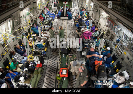 Cittadino di riserva aviatori assegnati per il quarantacinquesimo di medicina aeronautica squadrone di evacuazione, assistere i pazienti mentre a bordo di una C-17 Globemaster III in St. Croix, U.S. Isole Vergini, Sett. 24, 2017. Entro le ore dopo l uragano Maria impattato con la U.S. Isole Vergini, cittadino riserva aviatori, da MacDill Air Force Base in Florida, avevano il compito di condurre missioni umanitarie. (U.S. Air Force foto di Tech. Sgt. Peter Dean) Foto Stock