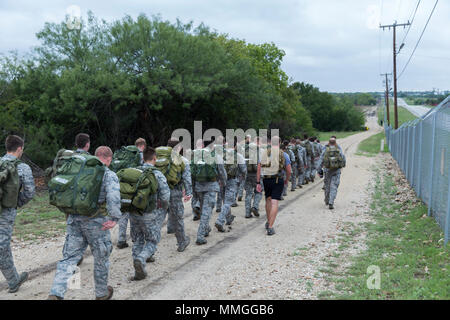 Avieri con 353 a Battlefield aviatori Training Squadron eseguire il benessere fisico a base comune San Antonio-Medina allegato durante il Tactical Air parte di controllo corso preparatorio sett. 9, 2017. Il corso prepara i candidati attraverso fisica introduttiva e condizionamento mentale e viene utilizzato per identificare quelli inadatti per il ruolo. Passando per il corso è un prerequisito per aviatori di frequentare l'apprendista TACP corso. (U.S. Air Force foto di Ismael Ortega). Foto Stock