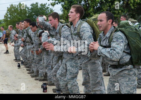 Avieri con 353 a Battlefield aviatori Training Squadron eseguire il benessere fisico a base comune San Antonio-Medina allegato durante il Tactical Air parte di controllo corso preparatorio sett. 9, 2017. Il corso prepara i candidati attraverso fisica introduttiva e condizionamento mentale e viene utilizzato per identificare quelli inadatti per il ruolo. Passando per il corso è un prerequisito per aviatori di frequentare l'apprendista TACP corso. (U.S. Air Force foto di Ismael Ortega). Foto Stock