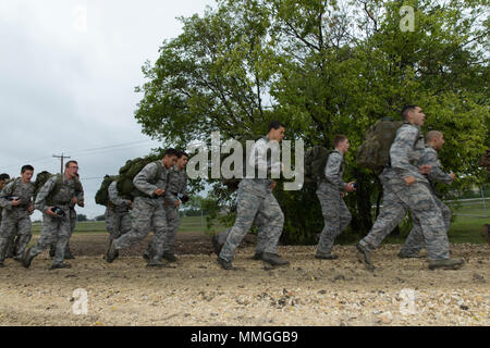 Avieri con 353 a Battlefield aviatori Training Squadron eseguire il benessere fisico a base comune San Antonio-Medina allegato durante il Tactical Air parte di controllo corso preparatorio sett. 9, 2017. Il corso prepara i candidati attraverso fisica introduttiva e condizionamento mentale e viene utilizzato per identificare quelli inadatti per il ruolo. Passando per il corso è un prerequisito per aviatori di frequentare l'apprendista TACP corso. (U.S. Air Force foto di Ismael Ortega). Foto Stock