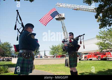 Dover Fire Pipes & Drums è un'organizzazione di volontariato composta da membri della polizia di dover e dei vigili del fuoco regionali nel Delaware. L'11 settembre 2017, i membri eseguono "Amazing Grace" al 16th Anniversary 9/11 Memorial Service presso l'Air Mobility Command Museum sulla dover Air Force base. L'immagine d'archivio documenta un tributo musicale in onore degli agenti di polizia caduti e dei vigili del fuoco. Foto Stock